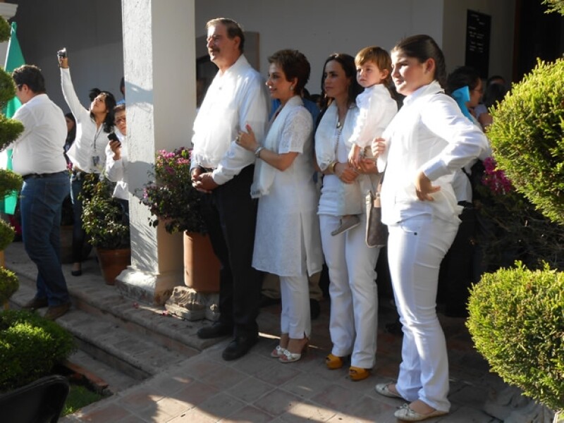 El lunes, además de Vicente y Marta Fox, también estuvo Ivonne Vázquez, esposa del hijo de Marta, y su nieto, Manuel Bribiesca.