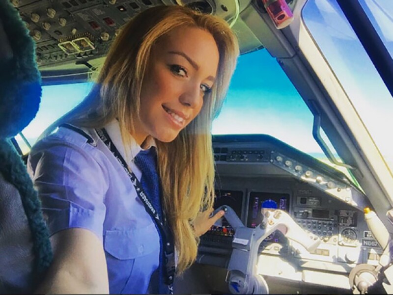 Ella es Alejandra, la piloto mexicana que los medios internacionales aseguran que ha flechado al futbolista.