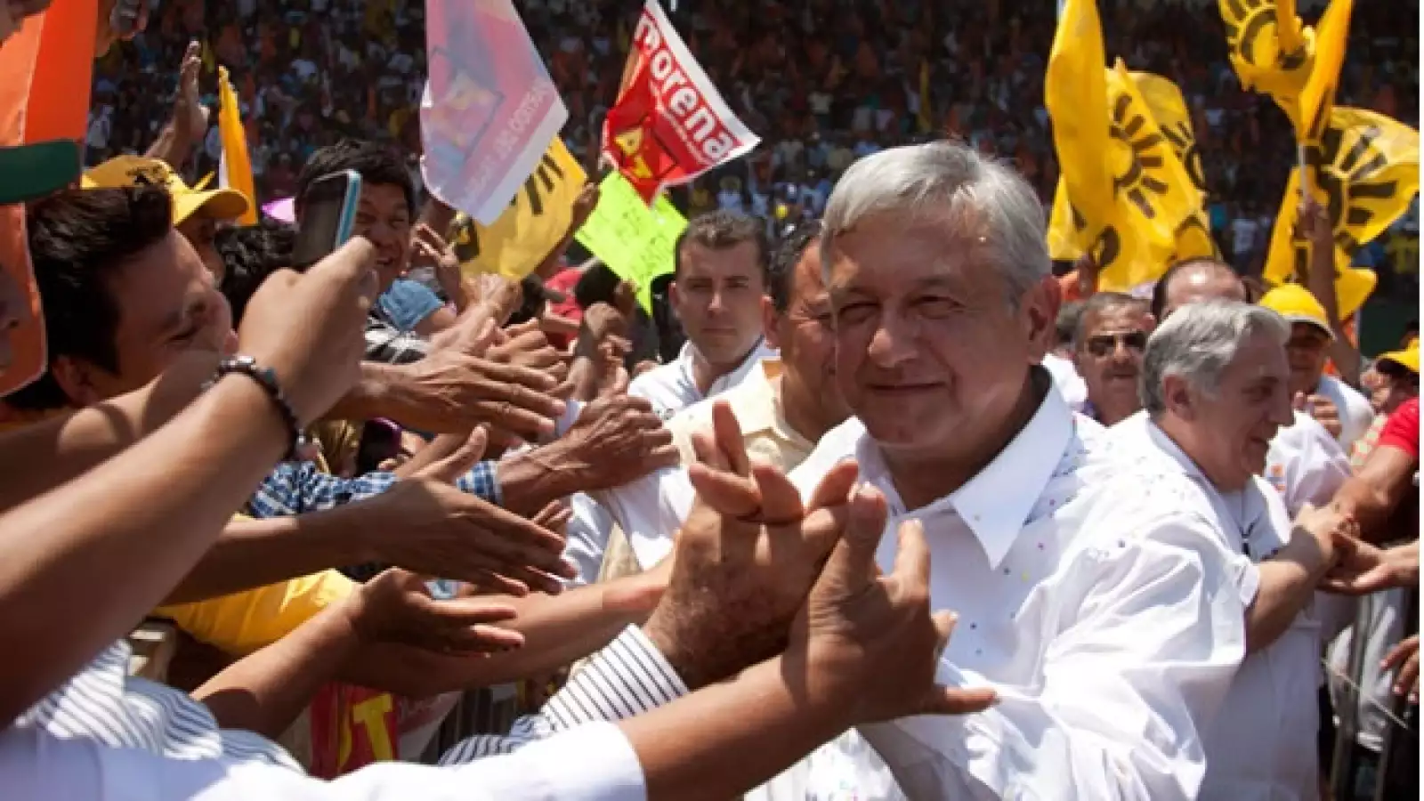 Obrador es recibido en Tabasco por miles de personas 