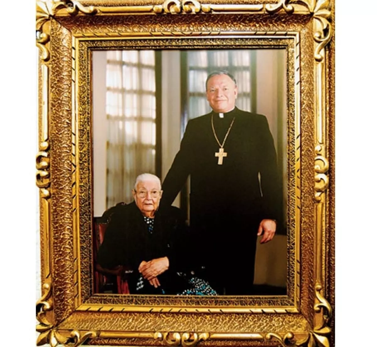 El arzobispo y su madre, María Guadalupe, en 1998, dos años antes de que ella falleciera.