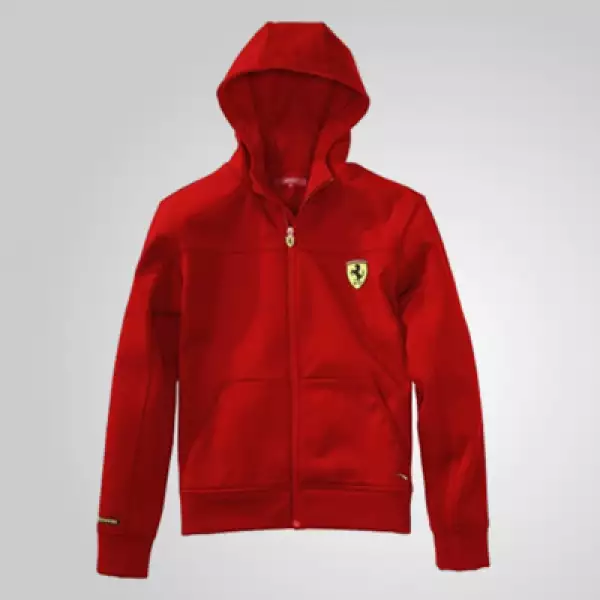 Si prefieres algo más abrigador, esta opción de chamarra 100% algodón se complementa con una capucha y el logo de la automotriz al frente y en el hombro derecho. Precio: 191 dólares.