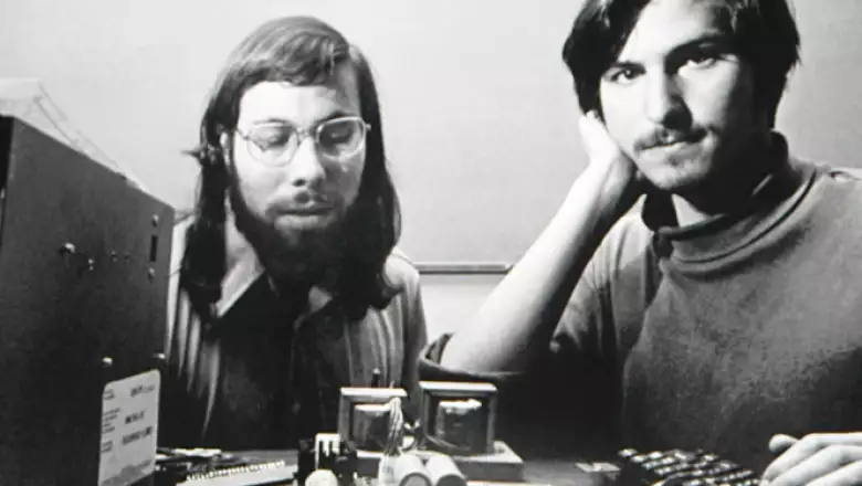 Su amigo Bill Fernandez le presentó al joven ingeniero Steve Wozniak, con quien fundó la empresa de la manzana. Su primer producto, Apple I, fue construido en madera y con una placa de circuitos.