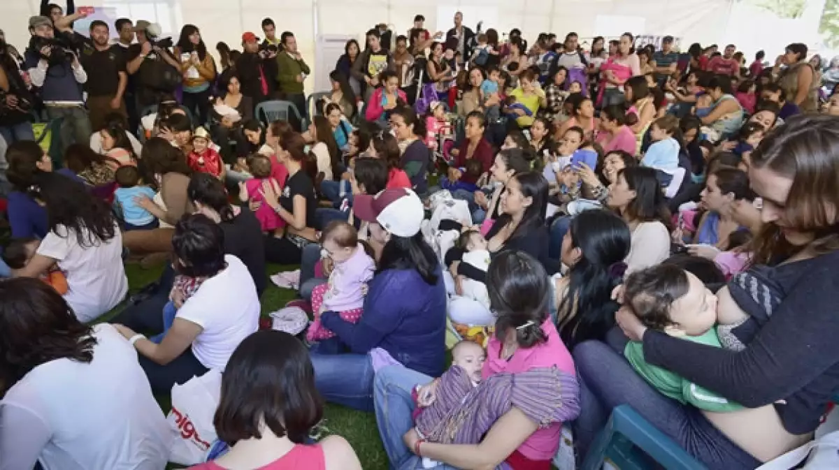 La gran tetada, mujeres amamantando, leche materna, mexico