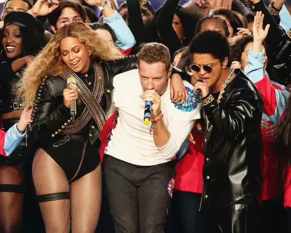 Beyoncé, Chris Martin y Bruno Mars en el medio tiempo del Super Bowl en 2016
