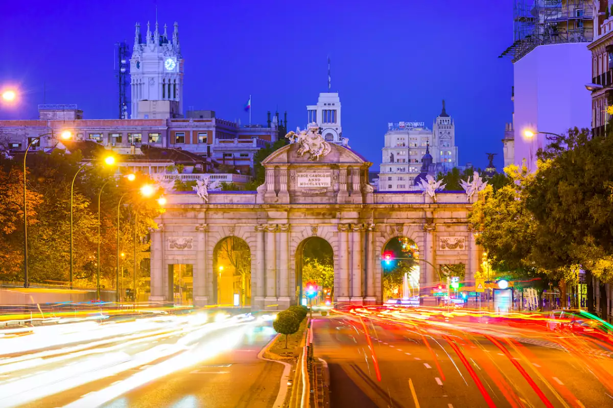 Vista de la Puerta de Alcalá de Madrid, España.