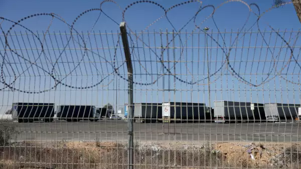 Los camiones que transportaban ayuda esperan en el lado israelí del paso fronterizo de Kerem Shalom al sur de Gaza, en medio de un acuerdo de alto el fuego entre Israel y Hamas, en el sur de Israel, el 20 de octubre de 2025.