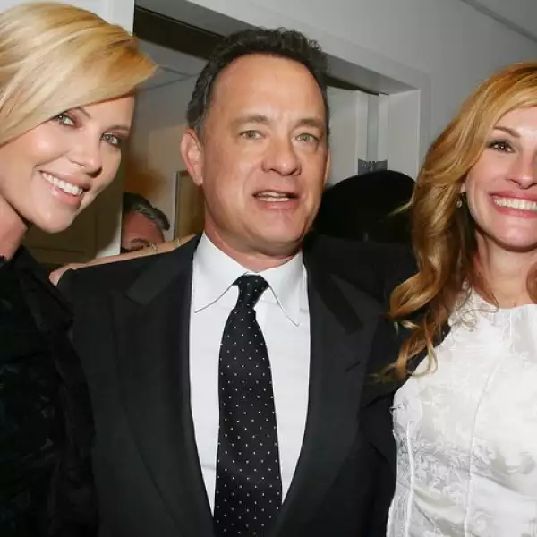 Charlize Theron y Julia Roberts lucieron muy contentas en el homenaje de su compañero y amigo.