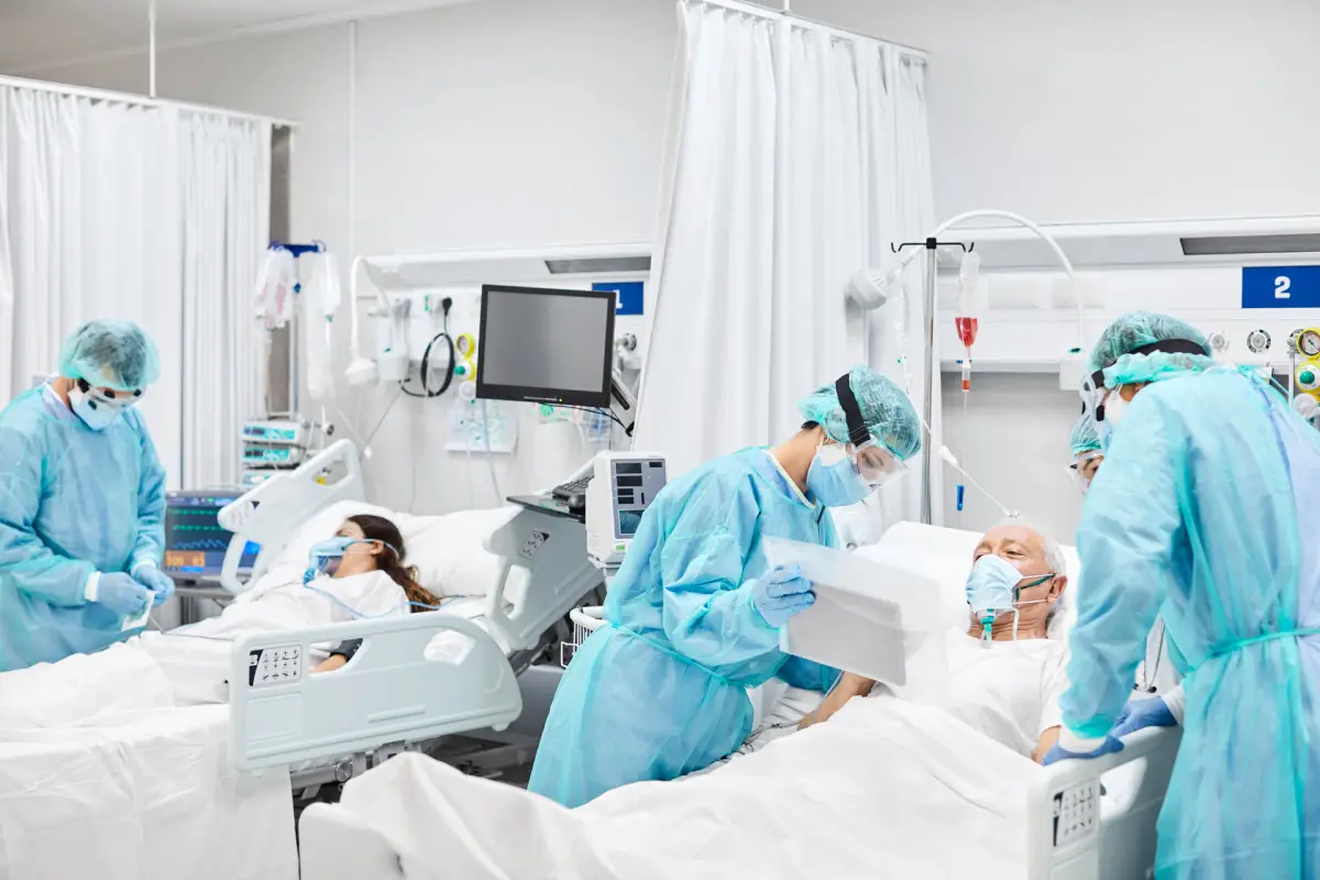 El impacto del COVID en México: enfermeras y doctores atienden a pacientes en terapia intensiva