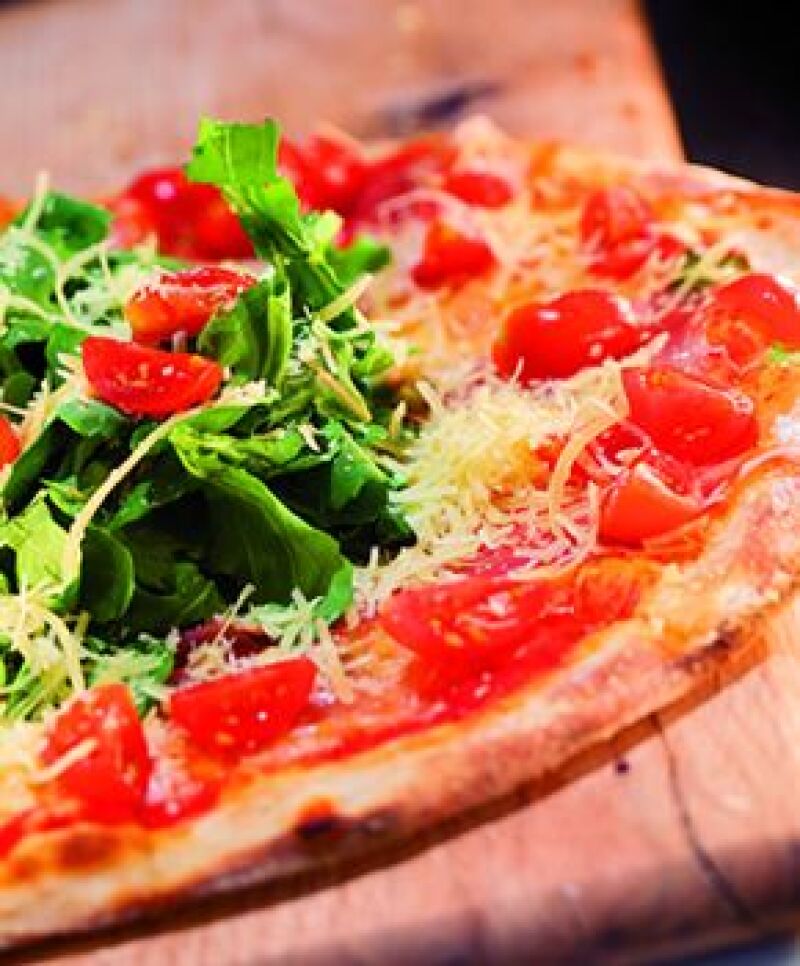 Pizza Sorrento con arúgula, prosciutto y jitomate cherry.