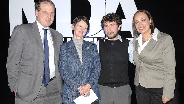 Posando para la cámara los panelistas del Manufacturero Del Año 2011
