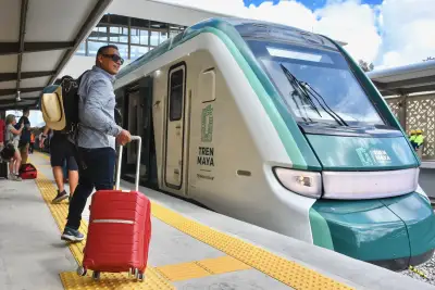 Hombre abordando el Tren Maya en la estación de San Francisco de Campeche durante el primer día de servicio del tren. 