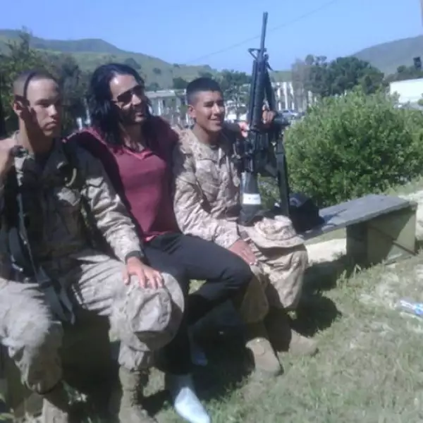 Su novio, Russell Brand, se tomó la foto con unos militares estadounidenses y subió la foto a su Twitter.