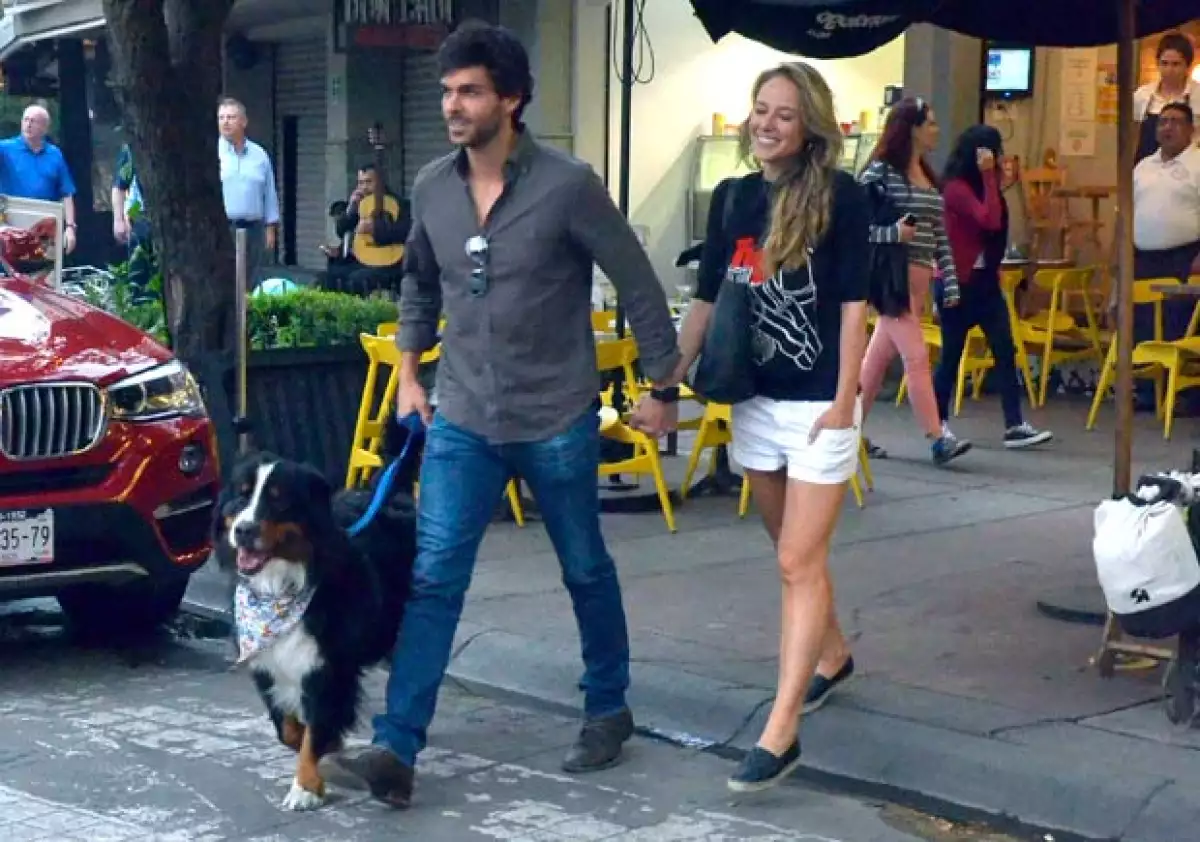 La pareja no pudo verse más enamorada mientras caminaban por la Condesa.