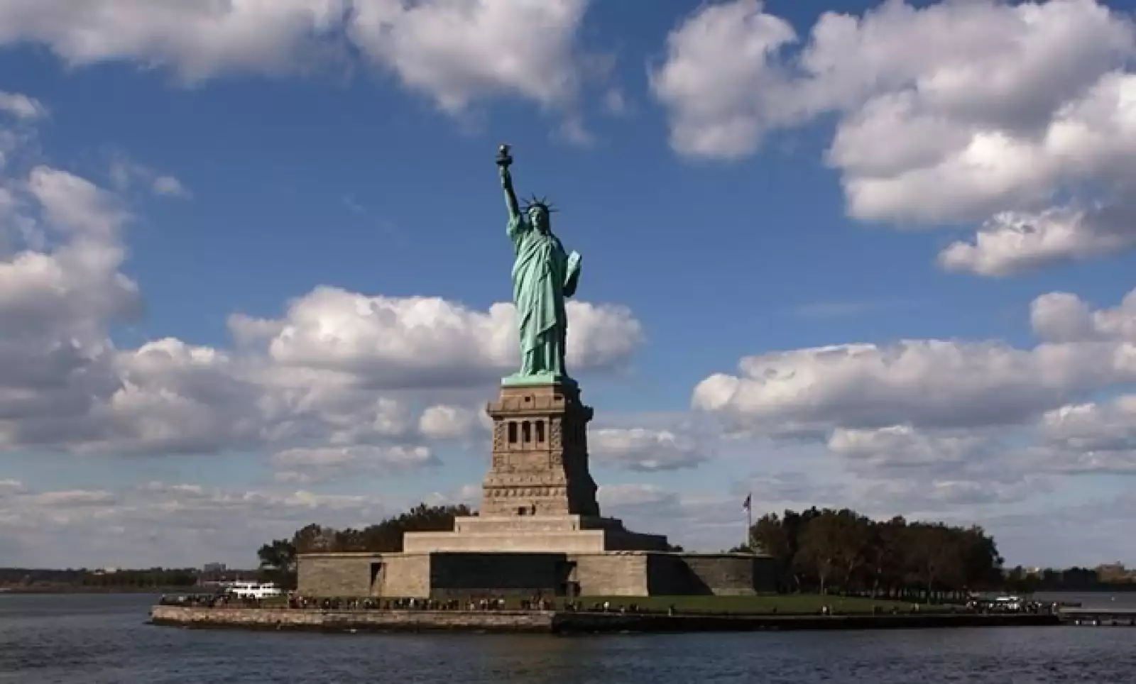Nueva York es una de las ciudades más visitadas del planeta. Ya sea por sus atracciones, su estilo de vida o su gente, este destino ofrece algo para cada persona. En esta foto vemos la mítica estatua de la libertad quien nos invita a recorrer las maravill