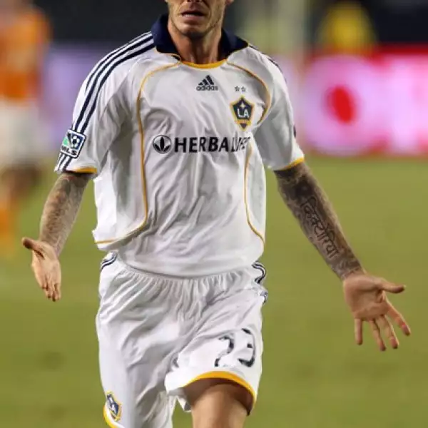 Fuera de la cancha, se dice que David Beckham padece un desorden obsesivo compulsivo porque en casa siempre va vestido de blanco, tiene toda su ropa ordenada por colores y se compra calzoncillos nuevos cada 15 días.