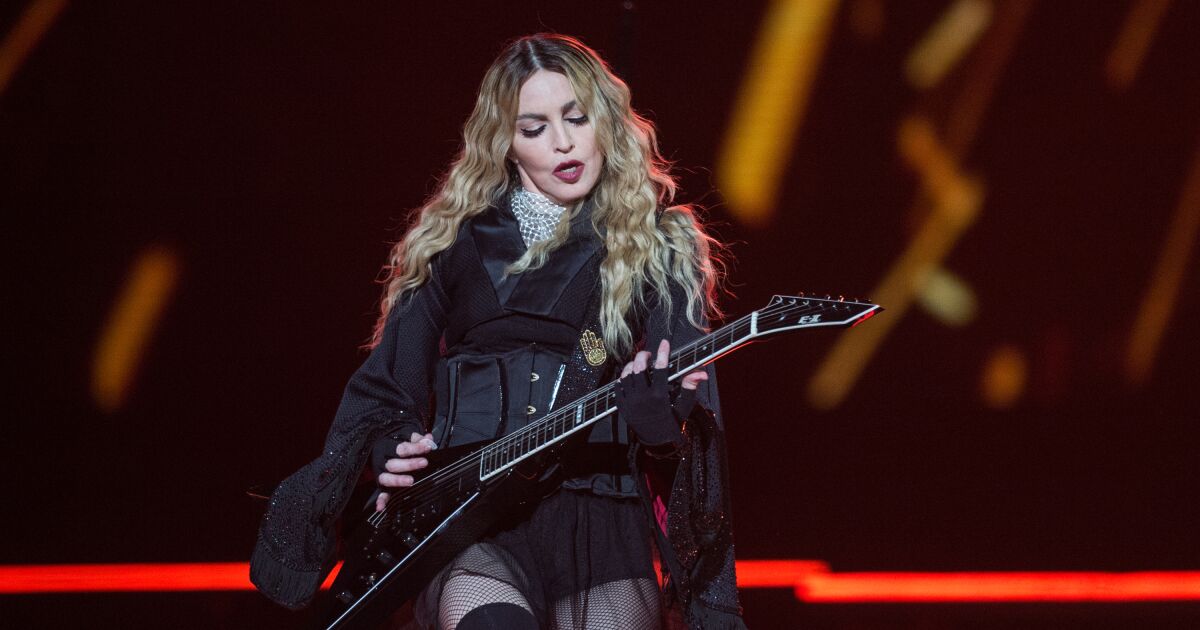 Critican a Madonna por publicar atrevida fotografía en lencería