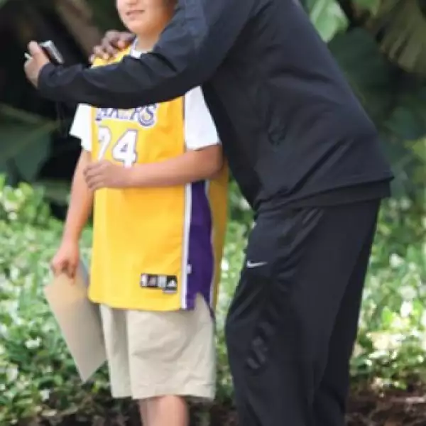 Denzel Washington tampoco podría faltar al encuentro entre Los Lakers y Orlando Magic, por lo que se le vio apresurado en la entrada del Staples Center.