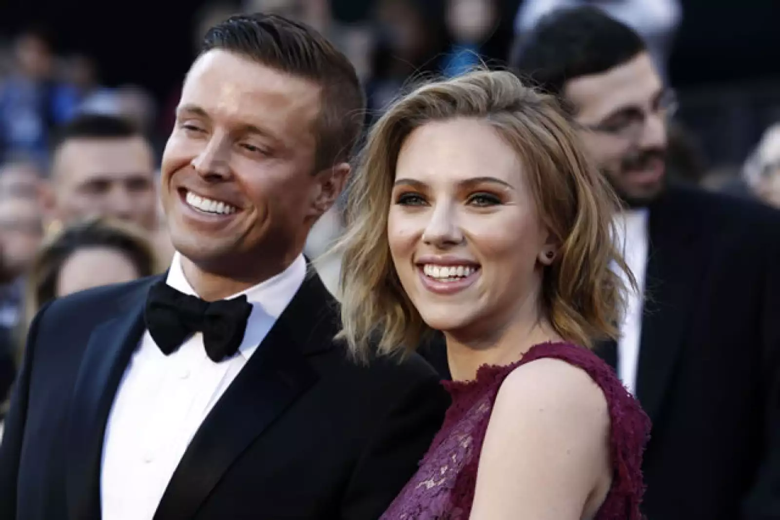 Scarlett Johansson con un amigo.