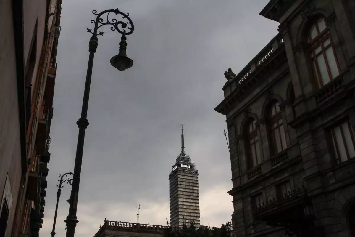 CIUDAD DE MÉXICO, 08JUNIO2017.- Atardecer en el Centro de la Ciudad de México, en donde pudo disfrutarse de un clima fresco y una vista de la Torre Latinoamericana el día de ayer. 
FOTO: ISAAC ESQUIVEL /CUARTOSCURO.COM