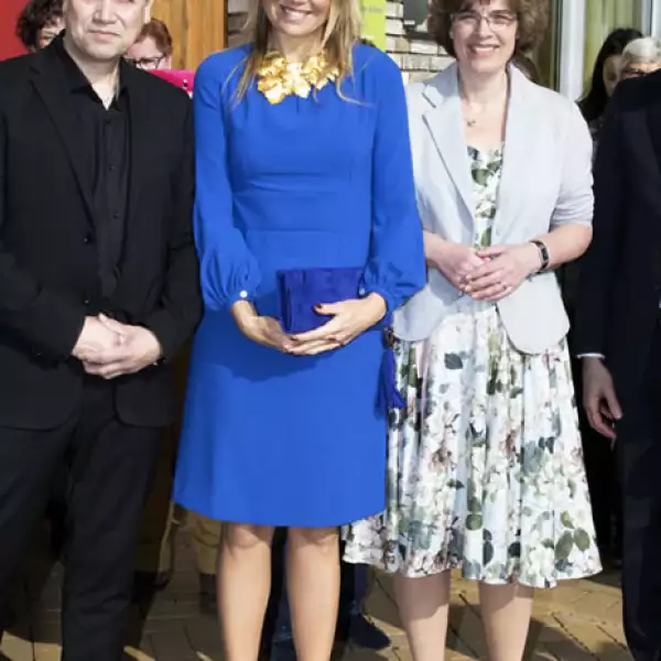 Con un collar maxi de Nathan