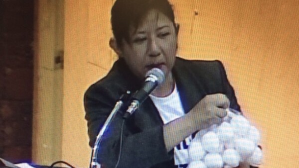 Durante la presentación de su reserva, la perredista Claudia Águila aprovechó para hacerle un regalo a los diputados del PRI, PAN, Nueva Alianza y del Verde, quienes estaban a favor de la reforma.