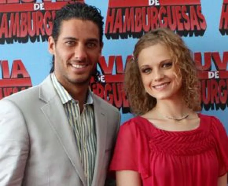 Acompañado de Ana Layevska, el actor asistió a la premier de la película animada Lluvia de hamburguesas, que se estrenará el 16 septiembre próximo.