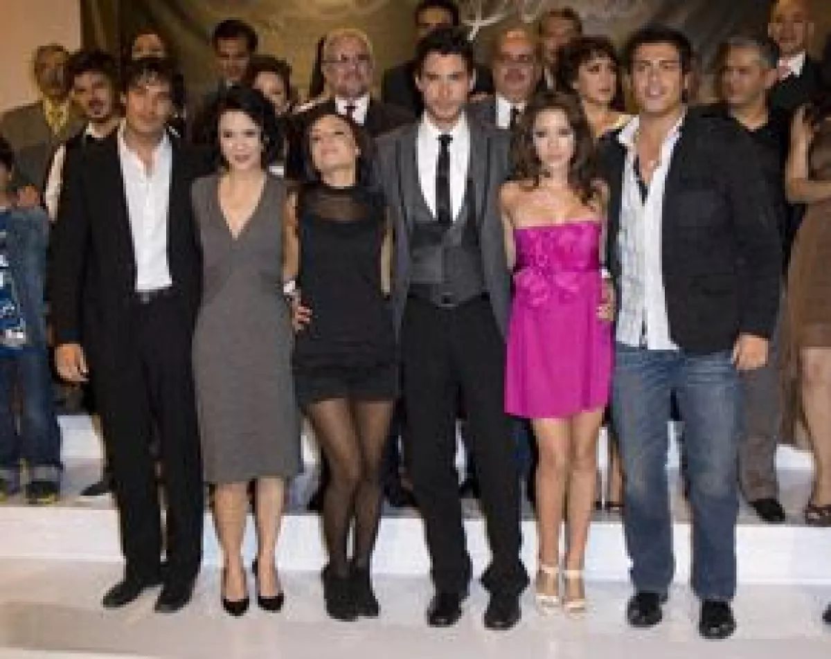 Las producciones de Tv Azteca no pararán labores, como el elenco de Eternamente Tuya.