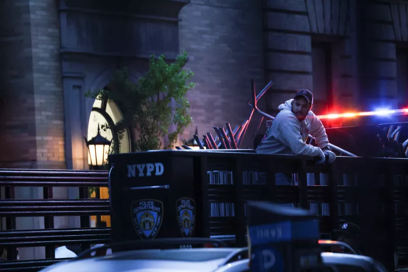 Los funcionarios encargados de hacer cumplir la ley de la policía de Nueva York pusieron barricadas alrededor de las entradas de la Universidad de Columbia, donde los estudiantes intensificaron las protestas en apoyo de los palestinos atrincherándose dentro de Hamilton Hall, a pesar de las órdenes de los funcionarios de la universidad de disolverse o enfrentarse a la suspensión, durante el conflicto en curso entre Israel y el grupo islamista palestino Hamas, en la ciudad de Nueva York, EE. UU., el 30 de abril de 2024.