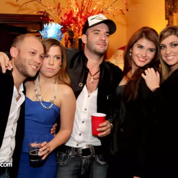 Christian Tafich Celebra Año Nuevo con sus amigos