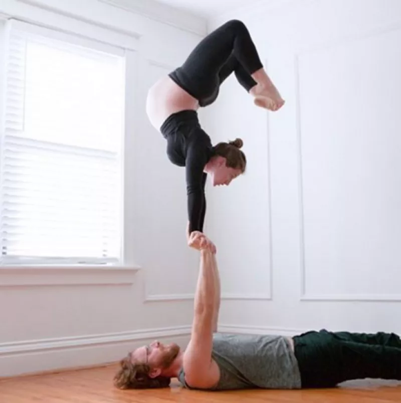 Para mantener no solo el equilibrio físico, sino mental, Lizzy Tomber optó por realizar junto con su esposo yoga combinada con acrobacias. ¿Te imaginas?