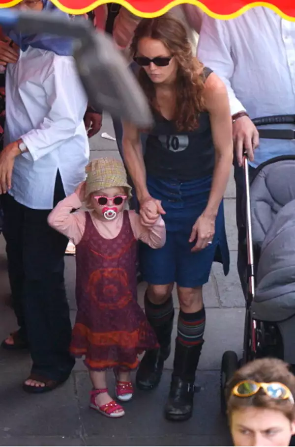 Pocas son las ocasiones que Lily Rose se deja ver en público, desde su infancia sus padres se habían empeñado en mantenerla lejos de la opinión pública.