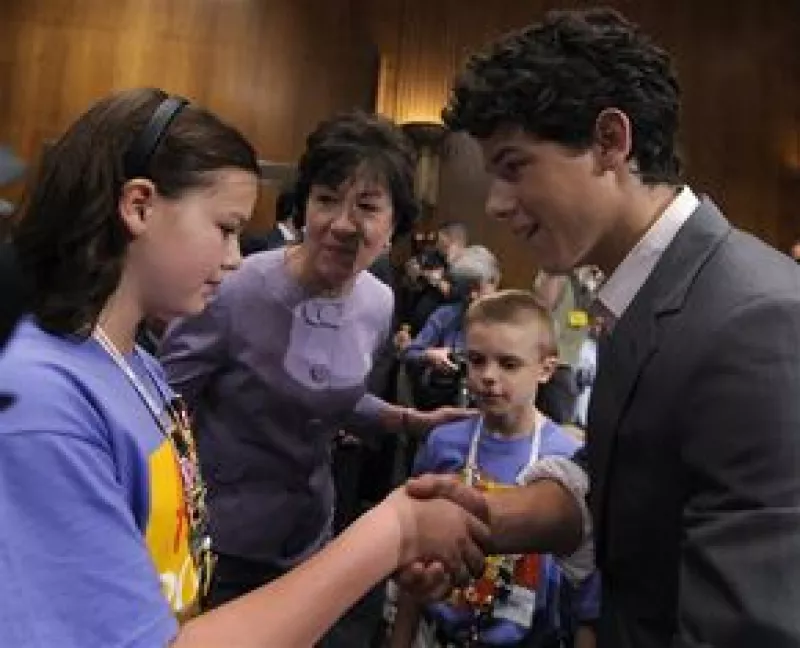 El menor de los Jonas Brothers visitó la Casa Blanca el martes y se fotografió con el presidente Barack Obama y niños que padecen esta enfermedad.