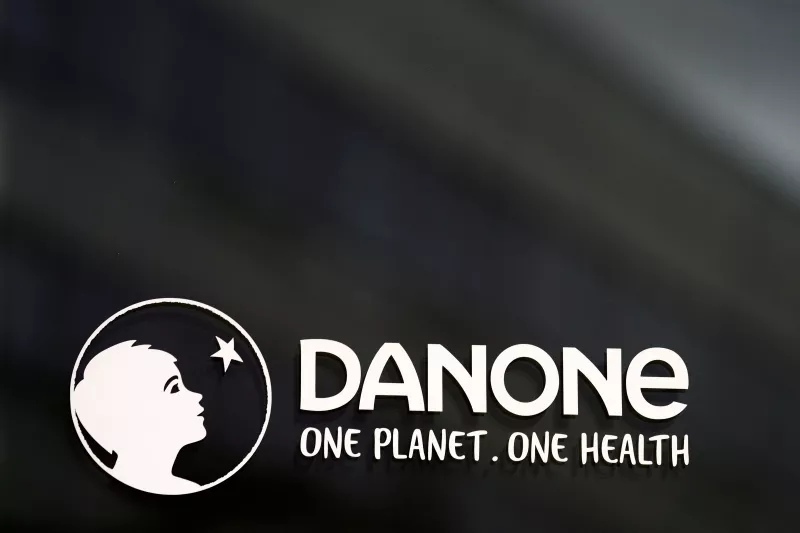 El logotipo del grupo alimentario francés Danone se ve en la sede de la empresa en Rueil-Malmaison, cerca de París, Francia, el 20 de febrero de 2022.