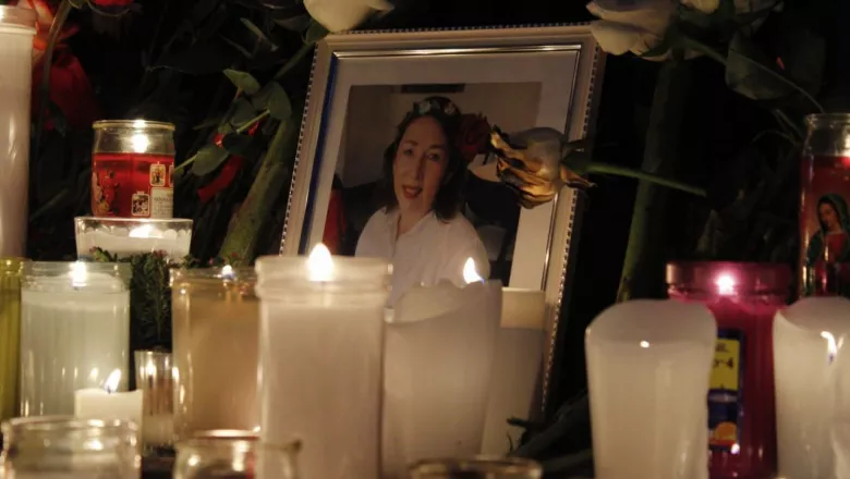 Con flores, velas y fotografías, mujeres rindieron homenaje a víctimas de feminicidio