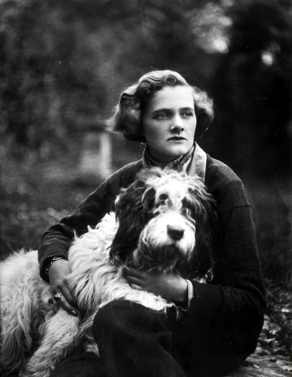 Daphne Du Maurier with dog