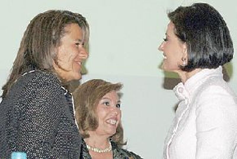 Margarita Zavala entregó el premio este miércoles a la escritora por ser la mayor vendedora de libros, el evento se realizó en el Auditorio Jaime Torres Bodet.