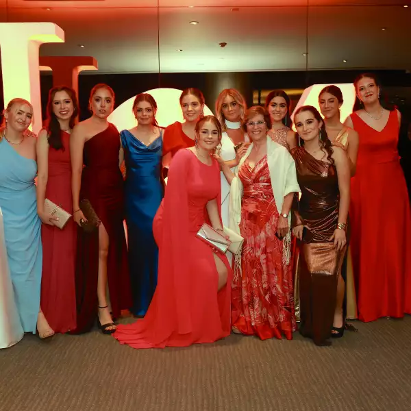 miss Irma Delgado y graduadas 