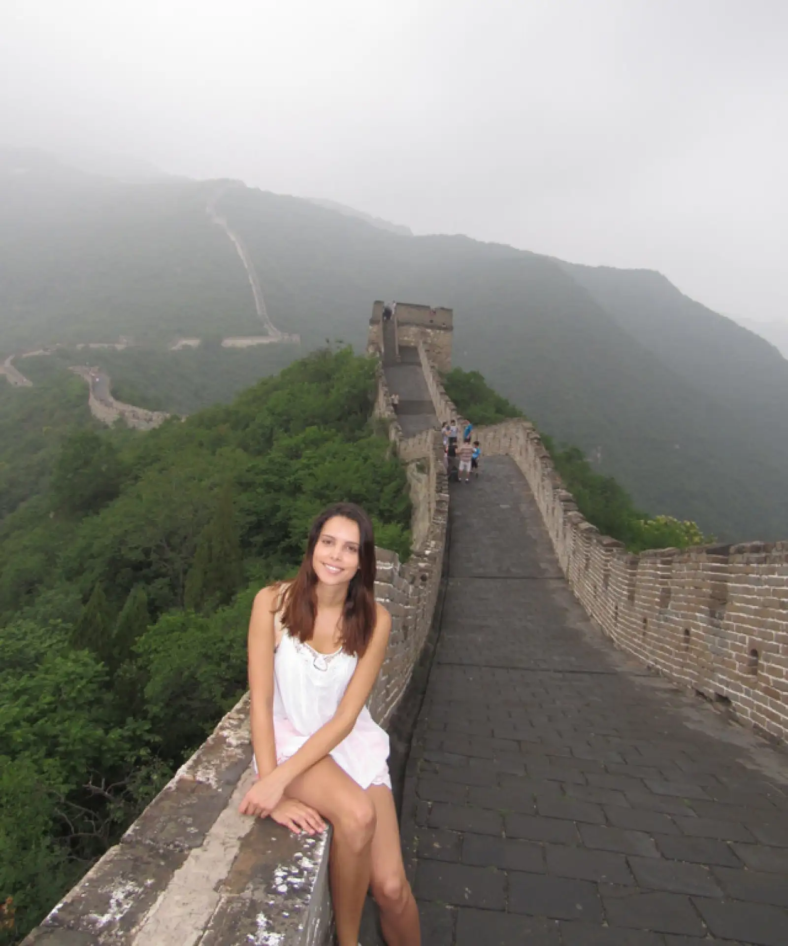 Vanesa muestra la longitud de la Muralla China en esta sorprendente foto.