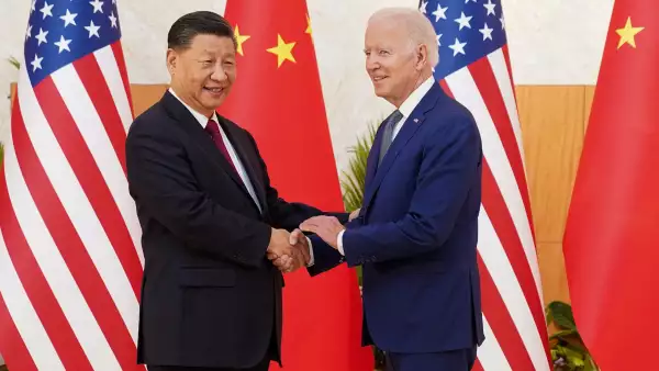 El presidente Joe Biden agita la mano del presidente china Xi Jinping en un encuentro en el marco de la cumbre de líderes del G2 en Bali, Indonesia. 