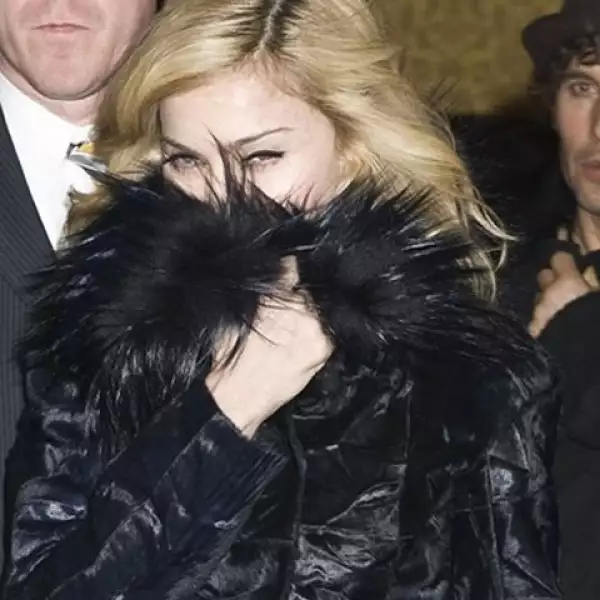 ¿Y Madonna?, no sabemos si ocultó su cara para no ser reconocida o tenía un poco de frío, pero eso sí todo esta en su mirada seductora.