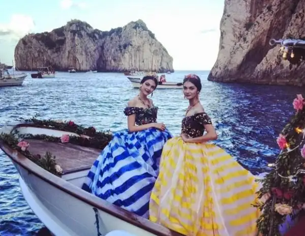 Las modelos llegaron en unos barquitos.