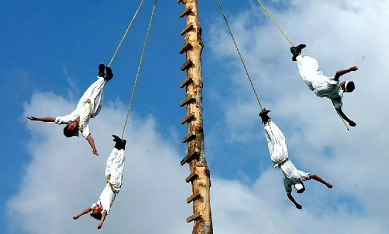 La ceremonia ritual de los voladores de Papantla, Veracruz, fue reconocida por la UNESCO como Patrimonio Cultural Intangible de la Humanidad.