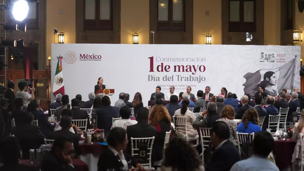 La presidenta Claudia Sheinbaum y el secretario del Trabajo, Marath Baruch Bolaños López al anunciar diálogo para ir a semana laboral de 40 horas.