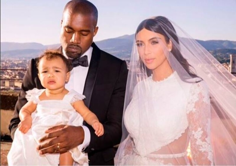Kim compartió esta imagen de su familia poco después de llegar al altar en mayo pasado.
