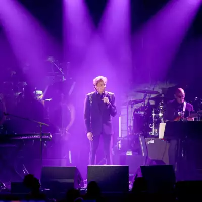 Foto de Barry Manilow en el escenario de la gala de los Grammys en febrero de 2001