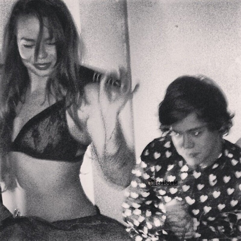 Harry se veía un poco incómodo mientras la chica le bailaba muy sensualmente.