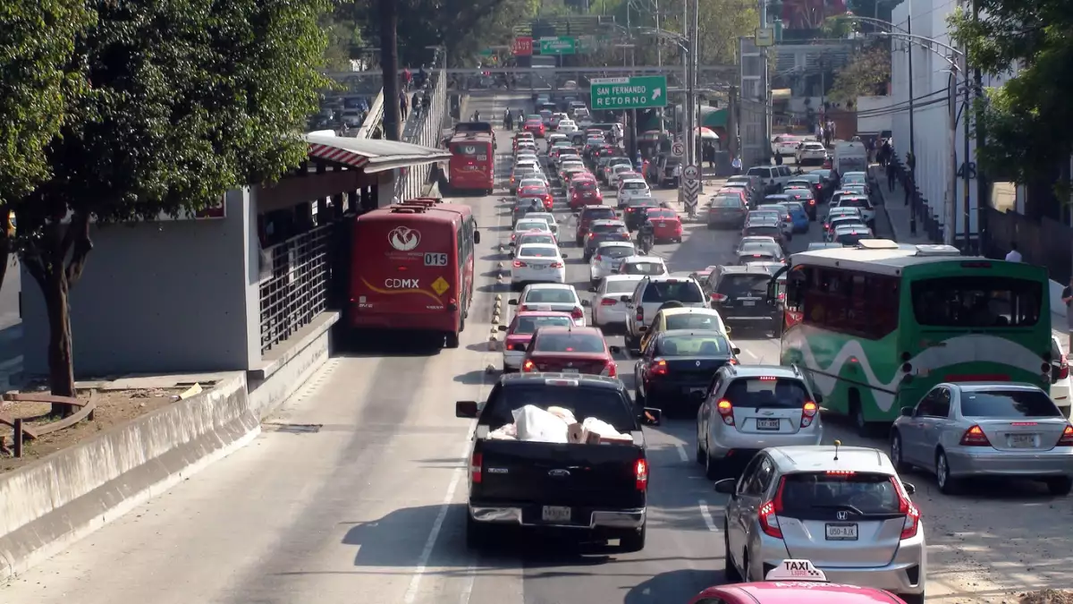 Multas por invadir el carril del metrobús.