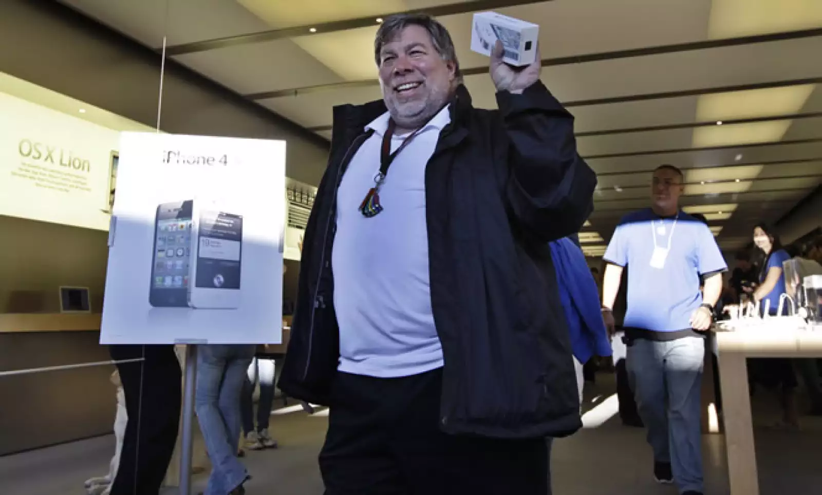 Steve Wozniak, cofundador de Apple, fue la primera persona de la tienda de Apple en Los Gatos, California, en recibir el nuevo iPhone 4S en color blanco.