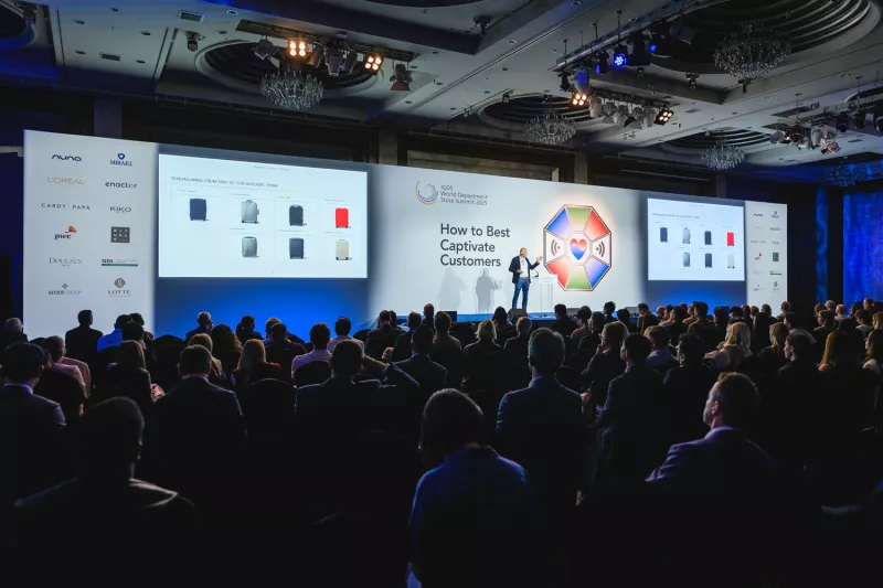 Hombre dando una conferencia frente a gente en un auditorio