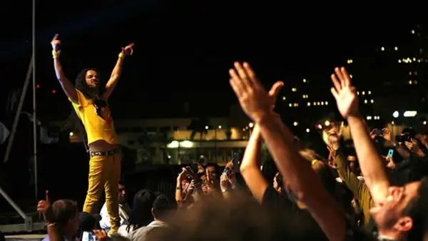 La noche de estreno de la nueva película de la banda, Bernal se dejó querer por sus fans y la banda mexicana puso a bailar al público con un concierto sorpresa en Los Cabos.